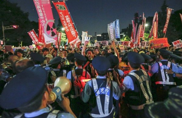 日本女性赤裸参加反核游行