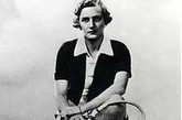 1936年美国选手海伦·雅各布斯首次穿着短裤进行比赛并轻松获胜，而且赛后她高调的表示“我的胜利一半要归功于我的这条短裤”。但穿着短裤取胜的她被斥责为“有伤风化”。