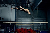 美国体操运动员Danell Leyva达内尔·莱瓦，20岁，5英尺7英寸，165磅。他说：作为一个男子体操运动员，在打造肌肉的同时，身体往往会失去一些灵活性。不过我还可以，还可以做劈叉。