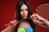 2012年8月5日，北京，2012伦敦奥运会，空姐赵亚璐比基尼写真助威，持羽毛球拍俏皮可爱。