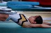 安徽省体操队训练场馆内，一名女孩在进行腰力训练。
