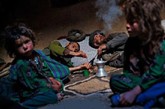 鸦片是从罂粟中提取的毒品，含有12%吗啡，有缓解疼痛的作用。在阿富汗北部巴尔赫省部分地区，鸦片被当成包治百病的“灵药”。为了让小孩保持安静，父母竟将鸦片当做巧克力喂给小孩吃，致许多小孩成了“瘾君子”。 （图片来源：39健康网）

