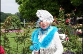 意大利时尚评论员Anna Piaggi于8月7日在米兰家中辞世，享年81岁。Anna Piaggi曾工作于意大利《Vouge》，后成为《Vanity》执行主编，并且推出过自己同名珠宝品牌。这位怪咖时尚人每次亮相都是话题，有这么一句话“有些人来时装周是为了看时尚，而有的是来看Anna Piaggi的”，在过去的日子里，她被潮人视为Fashion Bible。