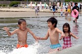 日福岛核电站海水浴场于近日再次开放，日本人民并没有受核辐射的困扰，在开放日进入浴场嬉戏。而为了配合宣传，比基尼少女们玩耍的画面也被媒体拍摄下来。