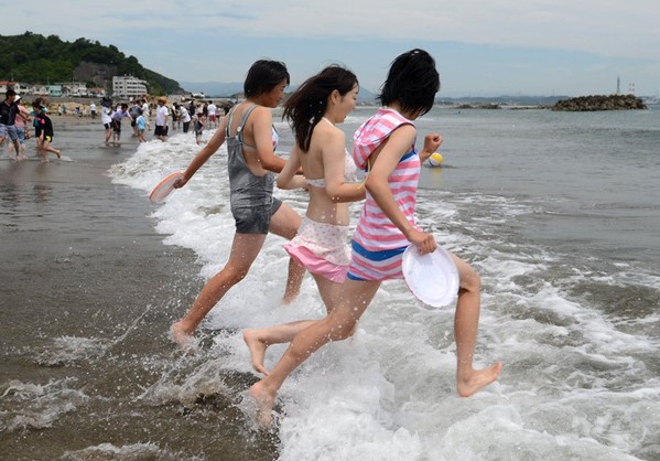 日福岛核电站海水浴场再次开放 比基尼少女揽客