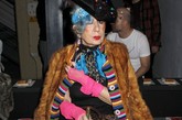 意大利时尚评论员Anna Piaggi于8月7日在米兰家中辞世，享年81岁。Anna Piaggi曾工作于意大利《Vouge》，后成为《Vanity》执行主编，并且推出过自己同名珠宝品牌。这位怪咖时尚人每次亮相都是话题，有这么一句话“有些人来时装周是为了看时尚，而有的是来看Anna Piaggi的”，在过去的日子里，她被潮人视为Fashion Bible。