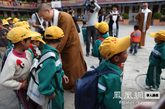 此次上海玉佛禅寺觉群慈爱功德会在上海玉佛寺监院长春法师的带领下远赴拉萨，牵手西藏，开展“慈善让社会更和谐——玉佛禅寺‘一加一看世博’”大型公益活动。（图片来源：凤凰网华人佛教）