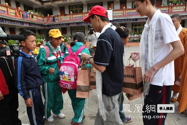 2010年8月 高原上的格桑花 重访德吉孤儿院