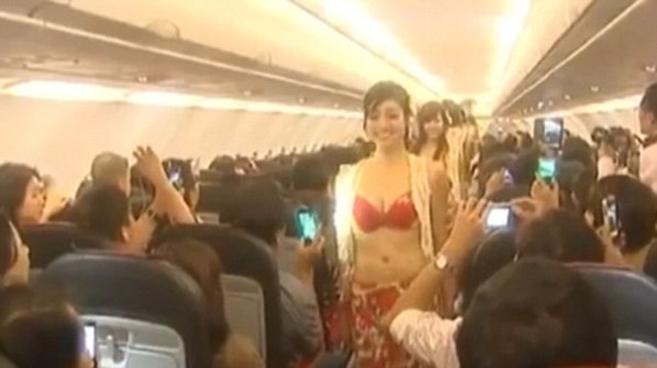 越南航班送“福利” 机上秀起比基尼
