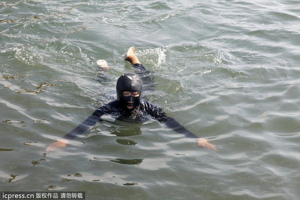 揭秘青岛海滩“蒙面”泳者 “脸基尼”为何迅速走红