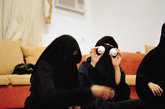 深夜，在利雅得一位女老板所经营的旅馆里，几位阿拉伯女性愉快地喝着咖啡。她们穿上从头盖到脚的袍子后，同意拍照。