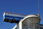 意大利超大胆建筑设计 半悬空巴士让你心惊
