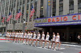 美国纽约，一年一度的火箭女郎圣诞舞会正式发布，盛大的Rockettes Celebration门票已经开始发售。据悉，今年的舞会巡演，火箭女郎们的表演将从11月9日一路持续到12月30日。发布会当天，火箭女郎们现身Radio City音乐厅门前，排排站大秀撩人舞姿，美腿火辣吸睛！