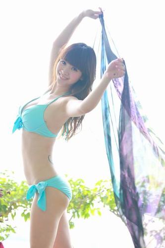 柳岩比基尼写真演绎夏日清凉 性感爆棚