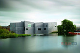 英国Hepworth Wakefield 画廊 设计：David Chipperfield Architects
设计师充分利用“ 邻水”的特点，让建筑与周边环境和谐共生。色素混凝土涂层使艺术馆本身犹如一座雕塑，与馆内藏品相呼应。
伦敦设计博物馆是世界上第一个以设计为主题的博物馆，一年一度的伦敦设计博物馆“年度设计奖”（Designs of the Year） 评选被誉为“设计界的奥斯卡”。