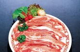 它常与蛋白质和矿物质元素形成复合物，而影响二者的可利用性，降低利用效率;还有就是因为豆类与瘦肉、鱼类等荤食中的矿物质如钙、铁、锌等结合，从而干扰和降低人体对这些元素的吸收。故猪肉与黄豆不宜搭配，猪蹄炖黄豆是不合适的搭配。

