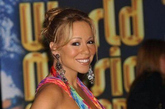 Mariah Carey大胆穿着背带裙出席活动。