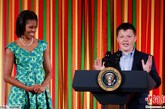 当地时间2012年8月20日，美国华盛顿，奥巴马夫妇在白宫举办儿童国宴。这是白宫历史上第一次设国宴款待儿童，共有来自美国各州的54名年龄在8到12岁的儿童和他们的父母受邀前往。这次宴会是为了宣传健康饮食。图为第一夫人米歇尔聆听12岁的马歇尔•里德在宴会上的演说。 

