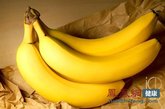 【香蕉】 含有大量的镁元素，若空腹时大量吃香蕉，会使血液中含镁量骤然升高，造成人体血液内镁、钙的比例失调，对心血管产生抑制作用，不利健康。 