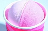 这个可爱的纸杯冰淇淋实际上是个草莓香的沐浴球，它来自丝芙兰。它能在沐浴时深层滋润皮肤，还能防止紫外线对皮肤的伤害。用法很简单，只需溶解在浴缸里即可，只是谁舍得？