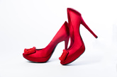 为了庆祝Roger Vivier新店开幕，特别推出以红色主题的平底鞋，高跟鞋，以及手拿包在中国独家发售！经典方扣经过特别设计，配上妖艳的红色更加迷人。此系列还有同款的蓝色跟黄色。

