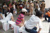 2012年2月19日，今天上午，几名女性志愿者在越秀公园正门前的公共厕所发起“占领厕所”行动。行动中几名女志愿者将男厕所“占领”，让在女厕门口苦苦排队等候如厕的女同胞优先使用空闲的男厕隔间，旨在呼吁政府增加公厕中女性位数。