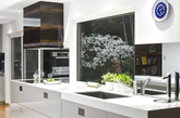 这个简约清爽的黑白配色开放式厨房位于澳大利亚，有Darren James设计。这个项目融入了最新的技术，同时保留了简约化的设计。（凤凰家居编译）