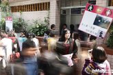 2012年2月19日，今天上午，几名女性志愿者在越秀公园正门前的公共厕所发起“占领厕所”行动。行动中几名女志愿者将男厕所“占领”，让在女厕门口苦苦排队等候如厕的女同胞优先使用空闲的男厕隔间，旨在呼吁政府增加公厕中女性位数。
