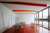 法国拉库尔纳沃JosephineBaker学校。该建筑大面积橙色的使用强调了公共空间中所具备的张力。橙色覆盖了地板，偶尔反转到墙壁和天花板。天空湛蓝的色彩与这一切形成更鲜明的对比，将隐含的力量映射出来。