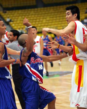 2005年男篮群殴波多黎克打架视频