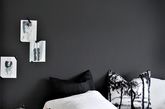 黑色的卧室墙面不只是哥特风格特有，它也可以是浪漫的、复古的、优雅的。今天给大家带来的是一个白黑配色的卧室设计，黑色的墙面配合白色床品，有种别样的高雅浪漫感觉。（凤凰家居编译）
