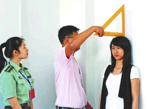 谁能告诉我女兵体检都检查什么?视力?身高体重比?还有什么?