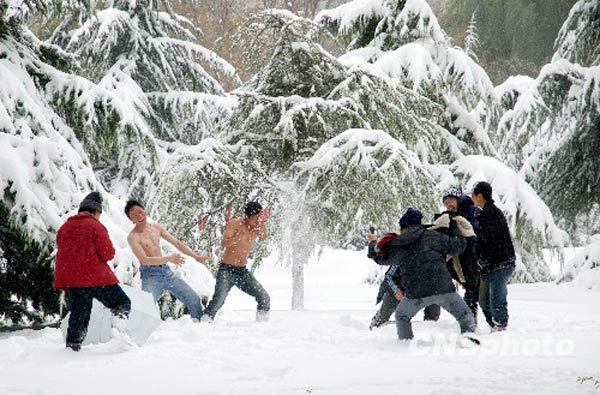 北方大雪花絮:女孩扭伤脚 男友为其脱鞋揉脚[图