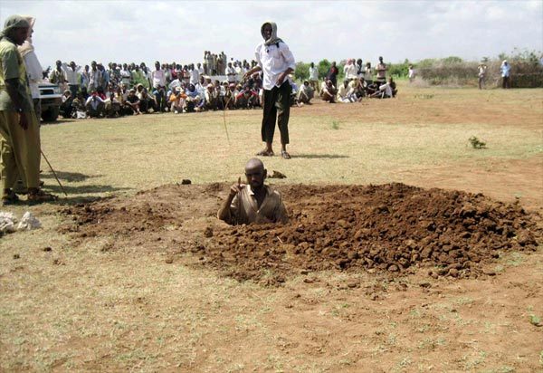 索马里武装分子石刑处决通奸犯[图集]