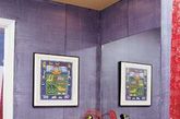 紫色和暗红色，透着一股神秘色彩，像是童话里的古堡。为了避免紫色显得过于沉重，可以选择用刷子手工粉刷，不要反复涂抹，只需薄薄的刷上一层即可。此外，浴室家具一定要选择白色的，你还可以摆放一些卡通的装饰画和小玩具，用来丰富卫生间的童话色彩。（实习编辑李丹）