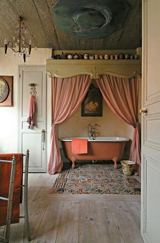浴室复古风 斑驳墙面与钩花元素中的时光魅力