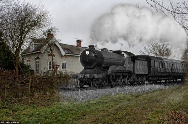 英摄影师合成铁路穿越照似幽灵(组图)