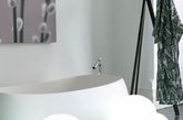 一直以来，大部份浴缸皆属长方型，近年由于亚加力加热制浴缸逐渐普及，开始出现各种不同形状的浴缸。浴缸最常见的颜色是白色，亦有其他例如粉色等色调。一起来看看10款超个性的浴缸设计，独有的小资情调的魅惑。（实习编辑 谢微霄）