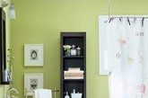 卫浴间的收纳法有很多，除了家具外，简单的小物件收纳能力往往更为突出。铁艺的收纳架摆放在墙角合理的利用了室内死角，一层一层的收纳架可以挂上很多毛巾之类的小物件，收纳能力十分可观。

