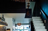 这间公寓是来自瑞典的室内设计师Jimmy Schonning的作品，设计师在空间中实现了极好的创意和想法。空间利用巧妙，时尚个性的卧室，沙发上方悬挂着一个漂亮的超大吊灯，明确了客厅和厨房的区域划分。房间整体色调以黑，白，绿为主导，色彩搭配显得舒适时尚。
