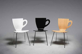 韩国设计师Sunhan kwon 设计的咖啡杯椅子（Coffee Chair），将椅背设计成一个咖啡杯的剪影，杯子的手柄部分则可用来悬挂衣服、包包等物。有黑、白、棕三种颜色，非常适合摆放在咖啡馆里。

