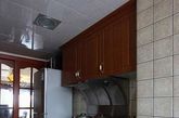 厨房内部，整体橱柜是实木材质的，突显品质，结实耐用。

