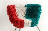 Campana Brothers设计的椅子，取名为italian pride，据说，这个椅子只用4天时间完成，其中使用了500平方米的丙烯酸和自然棉绳米而成。整个设计看起来很随意。~2009年的12月16—18日在米兰的vermelha现场表演如何制作此椅子。

