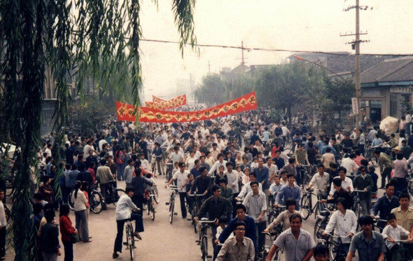 1984至1986年，山西省的北京天津籍知青，因未能解决回城问题，发起了多次请愿活动。在当时产生了很大影响。图为：知青在山西某地为返京请愿。（图片来源：资料图，注释来源：炎黄春秋网）