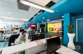 年前为大家来带来了谷歌公司位于以色列特拉维夫的办公室，今天我们又为大家带来了其位于爱尔兰都柏林的欧洲、中东和非洲总部。这个办公室位于都柏林最高的商业建筑“蒙特维特罗”——现在要改名“谷歌港”了，由Camenzind Evolution工作室设计。办公室延续谷歌一贯的多文化融合风格，为员工提供各种舒适的办公场所，还有泳池、健身房、游戏室、餐厅等功能区，让你乐于在其中工作。（凤凰家居编译）