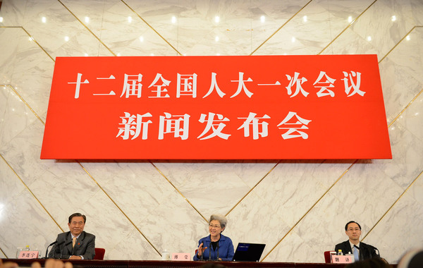 3月4日，十二届全国人大一次会议在人民大会堂一层新闻发布厅举行新闻发布会，由大会发言人就会议议程和人大工作相关的问题回答中外记者的提问。图为十二届全国人大一次会议副秘书长、新闻发言人傅…