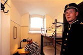 卡罗斯塔监狱自停止使用以后，就几乎没翻修过。酒店号称“比美国的恶魔岛监狱更令人印象深刻”，并表示能够提供“睡牢房，吃牢饭”的体验机会。还有针对小学生的“在狱中过夜”的特殊服务。因为不够豪华，所以房间价格也相对便宜，约是7英镑/晚。