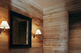 “谷仓”二字给人的感觉一般是木制或者砖石结构的墙壁，一般都要避免潮湿。然而就是有人逆其道而行之，将谷仓进行翻新大改造，成为家庭的一部分而且是最潮湿的部分：浴室。今天凤凰家居就为大家来带数十个仓库改造的浴室。