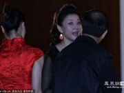 宋祖英贵气亮相音乐大赛 与嘉宾说悄悄话