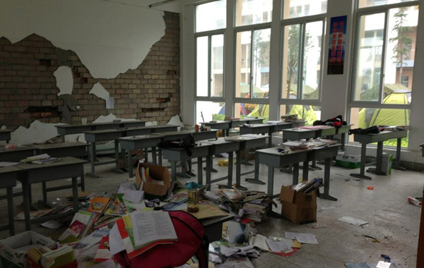 震后的芦山县中学教室内景。李杨独家供图
